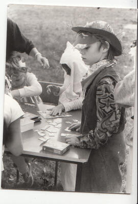 Kinder beim Kartenspielen