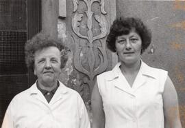 Porträt Frau Krug und Stellvertreterin im weißen Kittel