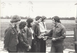 FDJ-Sekretär gratuliert Jugendlichen