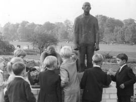 Kinder vor Denkmal im Park