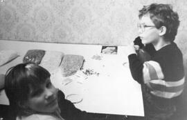 Junge und Mädchen beim Spielen