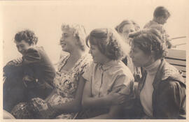 Frauen bei Dampferfahrt