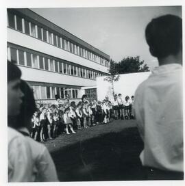 Apell vor neuer Schule