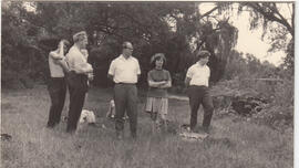 Jugendliche und Erzieher am See