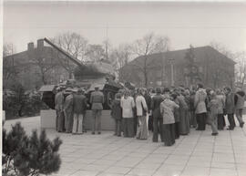 Gruppe Jugendlicher am Panzerdenkmal in Berlin-Karlshorst