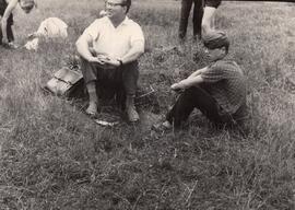 Jugendliche und Erzieher am See