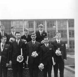 Junge Männer in Anzügen