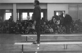 Lehrer und Kinder in Turnhalle