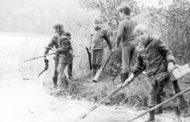 Kinder spielen am Wasser