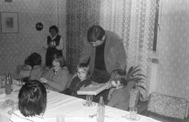 Übergabe Geschenk an ein Mädchen