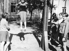 Kinder auf Spielplatz