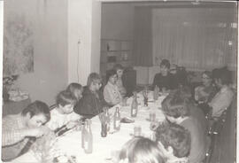 Gruppe Kinder und Erzieher am Tisch