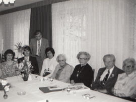 Feier ältere Menschen an Tafel