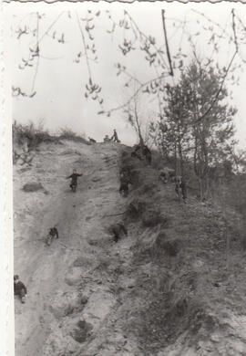 Kinder spielen auf Sanddüne
