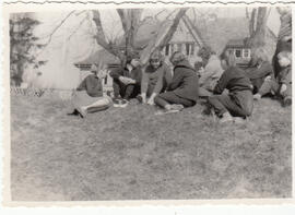 Jugendliche sitzen im Gras