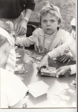 Porträt Mädchen in einer Gruppe beim Puzzeln