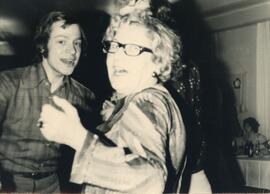 Erwachsene beim Tanzen