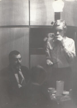 Mann und Kinder vor Schrankwand