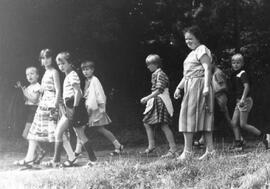 Kindergruppe beim Spaziergang mit Erzieherin