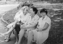 Frauen auf einer Bank