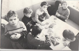 Kinder beim Basteln  mit Perlen