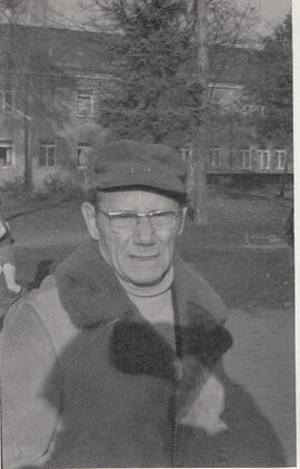 Herr Wunderling auf Gelände vom Kinderheim Königsheide A.S. Makarenko