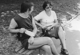 Mann und Frau auf einer Bank