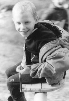 Porträt Junge auf Spielplatz