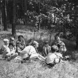 Kindergruppe und Erzieher im Wald
