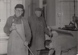 Arbeitskräfte in der Küche vor Schälmaschine