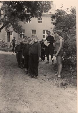 Kinder im Trainingsanzug