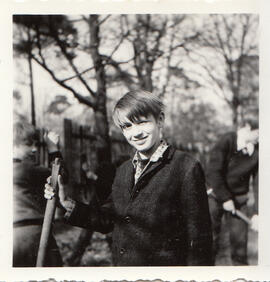 Junge beim Arbeitseinsatz