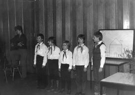 Speisesaal Pioniere singen,  Erwachsener spielt Gitarre