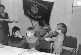 Kinder erhalten Geschenke