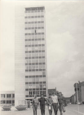 Gruppe Jugendlicher vor Hochhaus