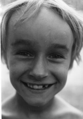 Porträt Junge mit Zahnlücke