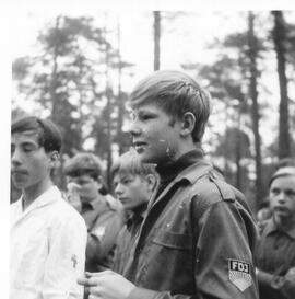 Jugendliche im FDJ-Hemd