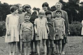 Erzieher mit Kindergruppe