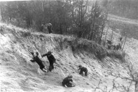 Kinder spielen auf Sanddüne