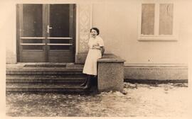 Ursula Fricke vor Haus I
