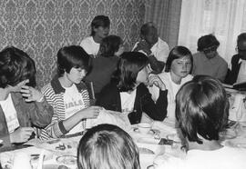 Kinder und Erzieher an Kaffeetafel