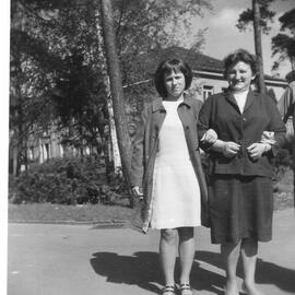 Porträt Frau und Mädchen im Freien