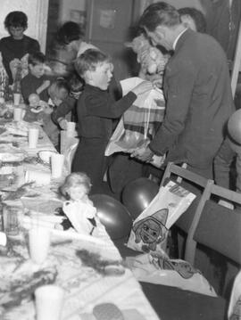 Geschenkeübergabe Weihnachten