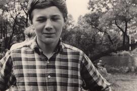 Porträt Junge am See