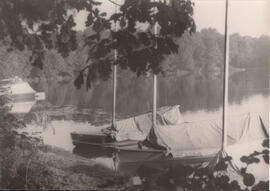 3 Segelboote unter Persenning