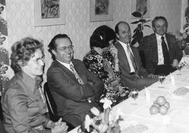 Erwachsene an Kaffeetafel