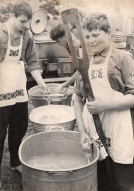 Jungen mit Schürze am Waschtrog