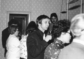 Erwachsene bei Feier